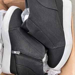 Journee Collection Women's Clara Wedge Sneaker color: black size: 7 1/2